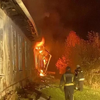 Обновлено: В школе алтайского села Шилово на площади 900 кв. метров потушили пожар: учеников переведут в уцелевшие помещения
