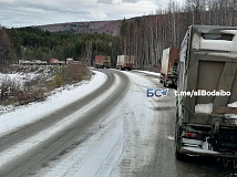В Бодайбо Иркутской области водители ждут паром через Витим больше суток из-за многокилометровых очередей