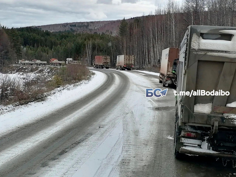 В Бодайбо Иркутской области водители ждут паром через Витим больше суток из-за многокилометровых очередей