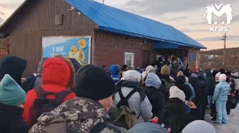 Жители посёлка Тура в Эвенкии стоят в очередях за продуктами: обмеление реки оставило север Красноярского края без еды