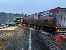 Снегопад и гололёд осложнили движение на дорогах Сибири