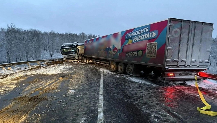 Снегопад и гололёд осложнили движение на дорогах Сибири