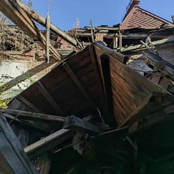 В Бийске Алтайского края у исторического особняка купца Кричевцева рухнули крыша и купол
