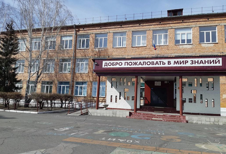 Семья педагогов из Хакасии может потерять дом, выданный за работу в школе: учителя ссылаются на обещания, администрация — на невыполненную работу