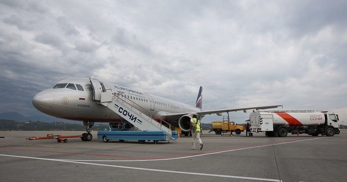 Рейс из Екатеринбурга, летевший в Краснодар, приземлился в Сочи из-за закрытого аэропорта
