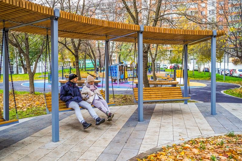 Сцена для открытых уроков, зона отдыха и веревочный аттракцион появились возле стадиона «Юность»
