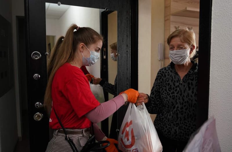 Доставкой продуктов и лекарств соблюдающим домашний режим москвичам снова будут заниматься волонтеры