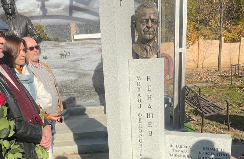 11 октября открыли памятник Михаилу Ненашеву — Редактору советской эпохи