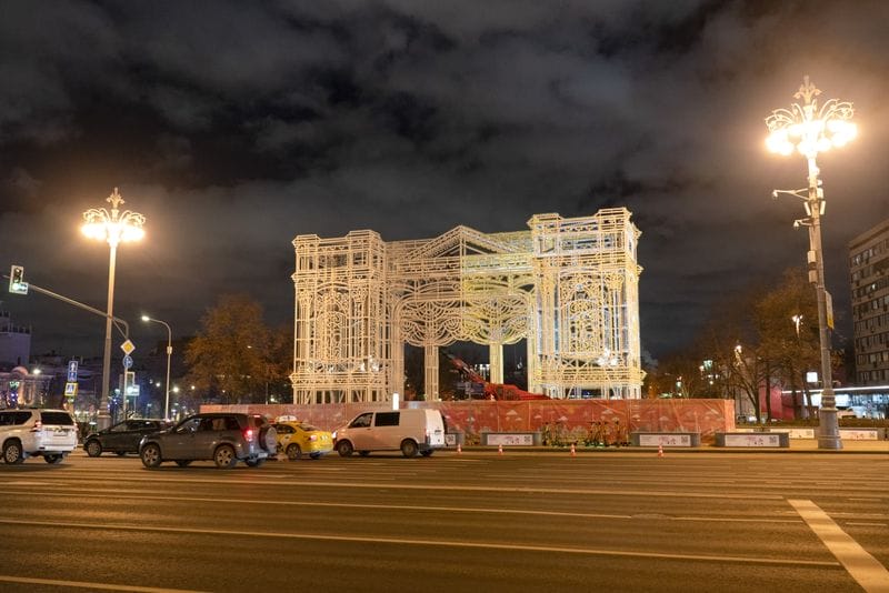 В центре Москвы завершается монтаж пяти новогодних арок