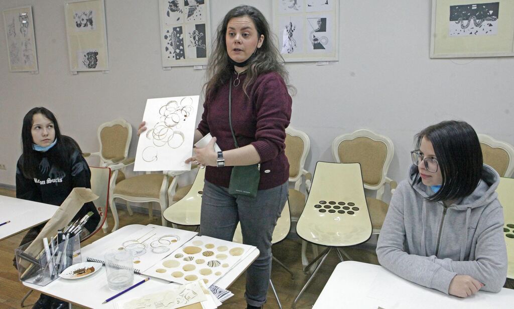Всё, что нужно для искусства, — бумага, кисточки и… кофе