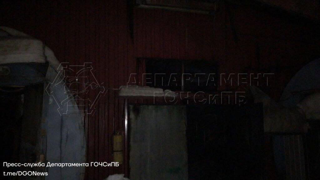 Металлический ангар загорелся в Новой Москве