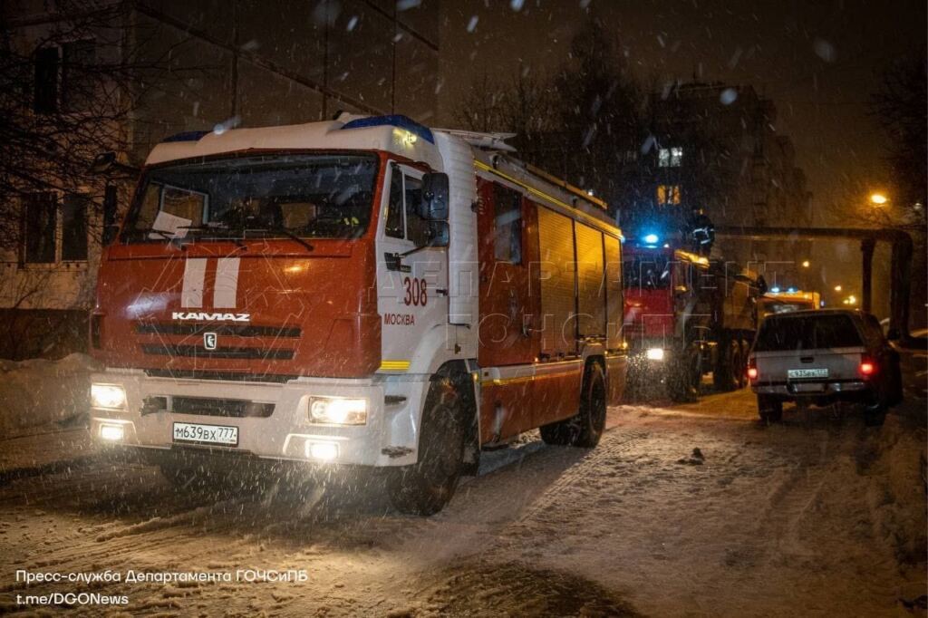 Пожар в Щербинке: в выселенном доме обрушилась кровля