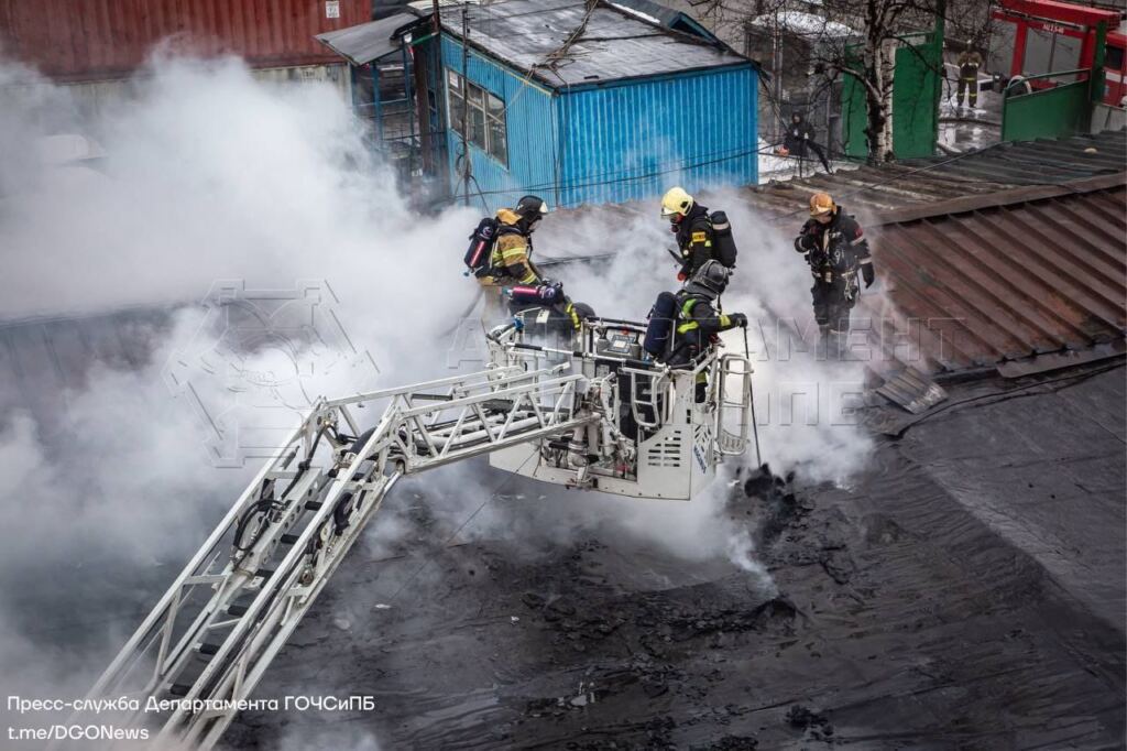 Пожар произошел на складе в Печатниках