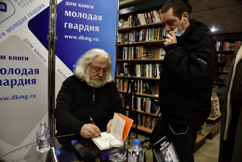 Роман светского верующего о жизни и спорах двух священников