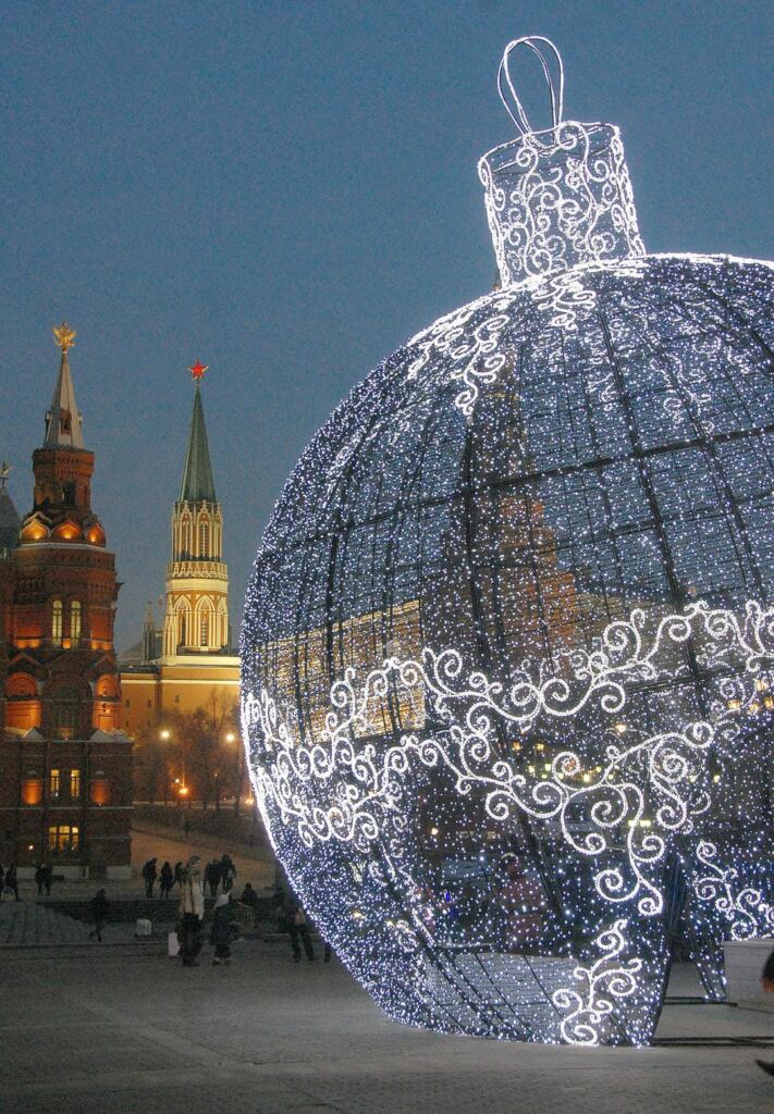 В Москве начался демонтаж новогодних световых украшений