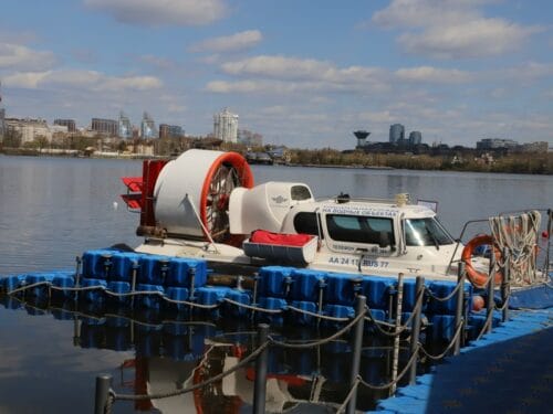 Водолазы показали, как умеют спасать водителей из упавших в реку машин