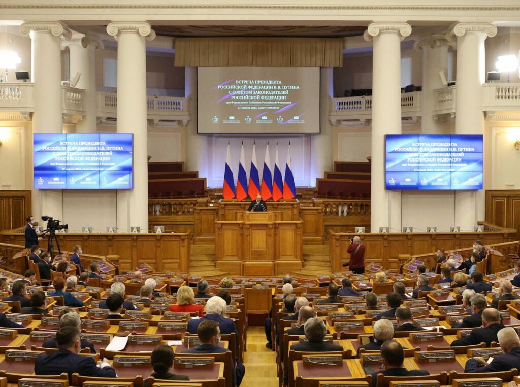 В День парламентаризма депутаты и сенаторы обсудили детский отдых