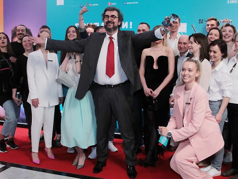 В кинотеатре «Художественный» презентовали комедию «Приплыли»