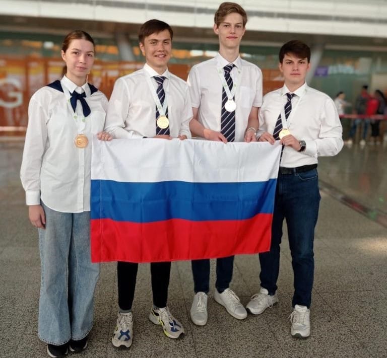Московские школьники вернулись с золотыми медалями с Международной олимпиады по биологии