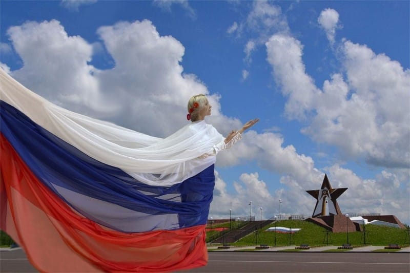 Музей Победы запустил флешмоб «Цвета российского флага»