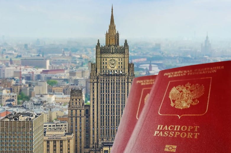 Коллаж загранпаспорт Коллаж «Московской правды»