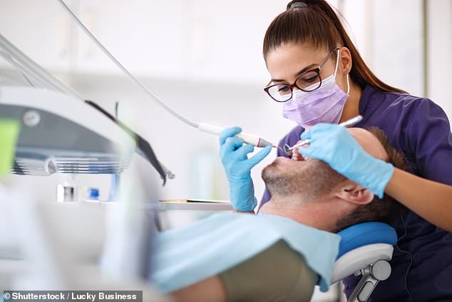 стоматолог, Фото: Shutterstock/ Lucky Business 