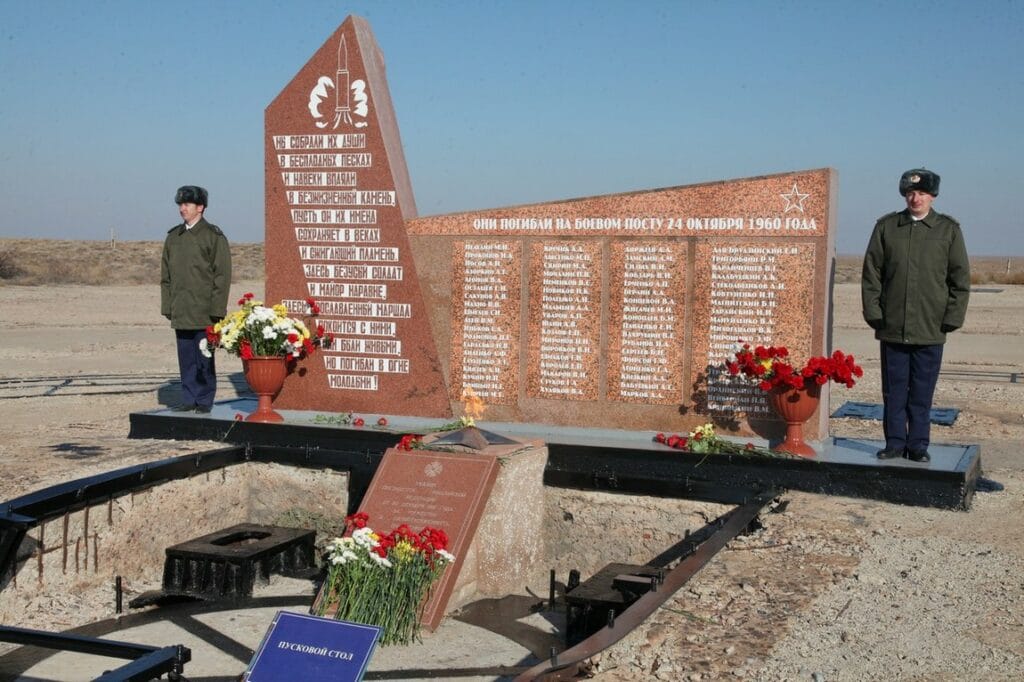 Монумент на Байконуре на месте трагедии, фото с сайта вдпо.рф