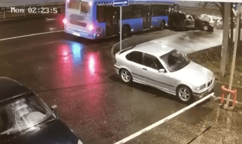 На Вяземской улице автобус повредил семь припаркованных автомобилей