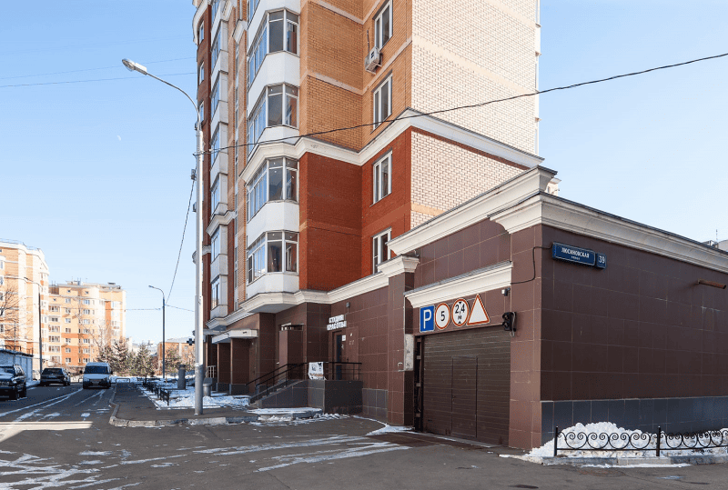 На городские торги выставили 82 парковочных места в ЦАО