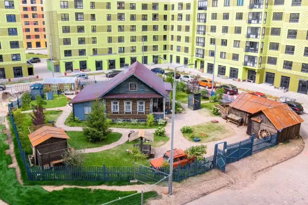 СТС научил актера Тимофея Елецкого доить корову