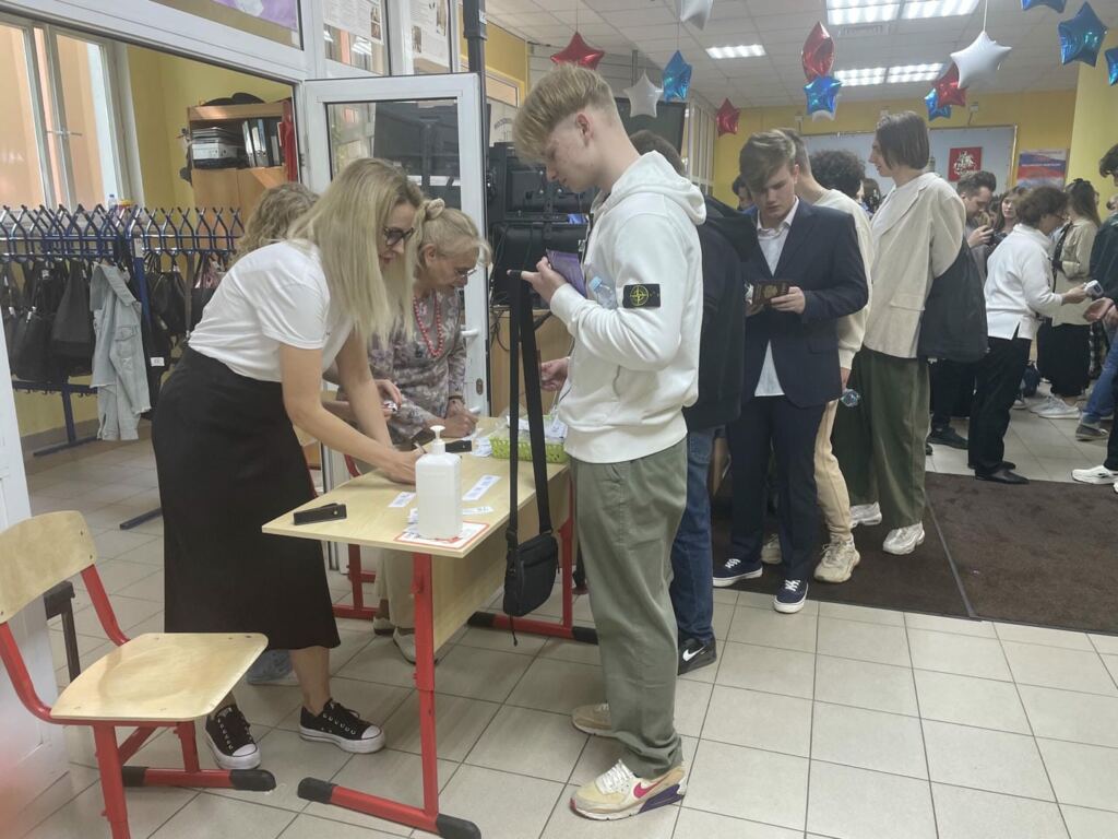 Выпускники школ приступили к сдаче ЕГЭ по русскому языку 29 мая