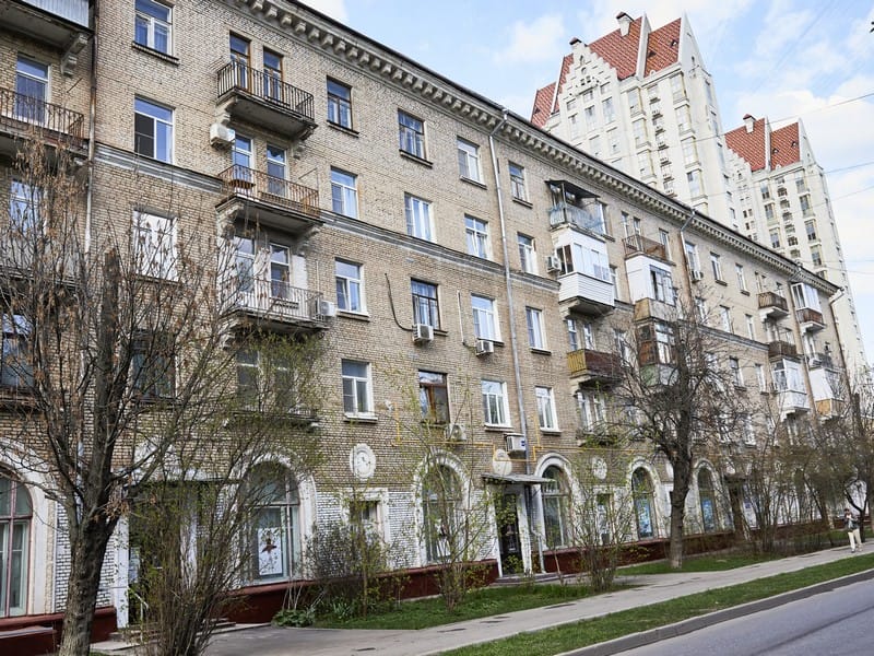 В районе Щукино капитально отремонтируют дом в неоклассическом стиле