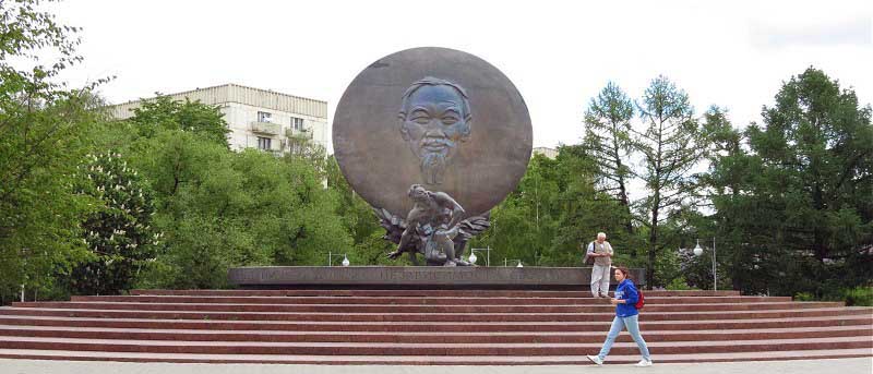 Достопримечательности Москвы: памятник «Хо Просветителю»