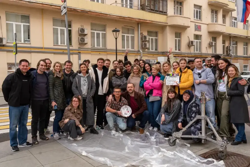 Денис Шведов будет спасать мир от суперзлодеев в новом комедийном сериале «Красный 5»