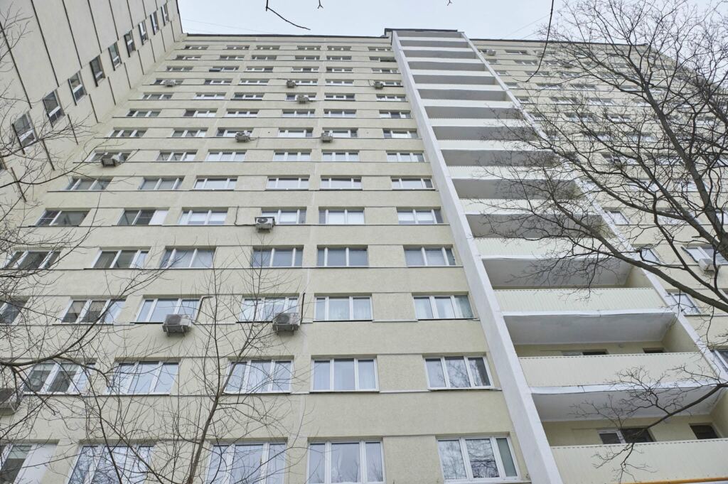 Фасад многоэтажки в Черемушках отремонтировали при помощи полимерцементных смесей