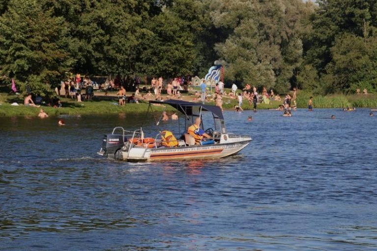 Спасатели усилили контроль на водоемах из-за жары