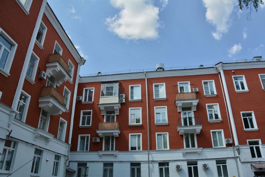 На западе Москвы капитально отремонтируют дом с аттиками