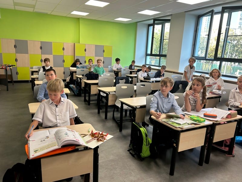 Школа дети от Моны