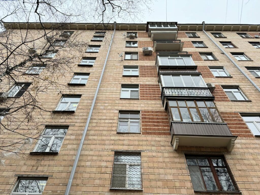В Ломоносовском районе завершается капитальный ремонт дома 1957 года постройки