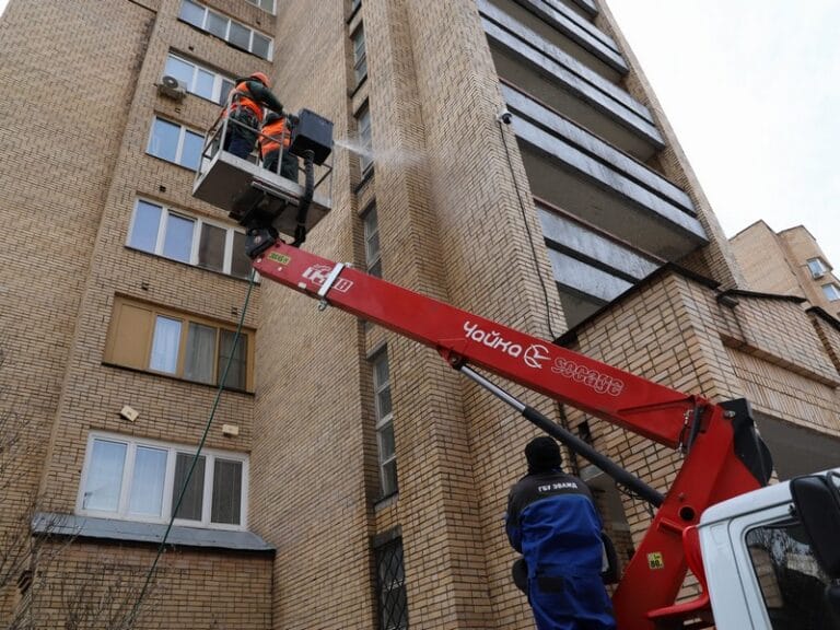 В Москве промывают фасады зданий