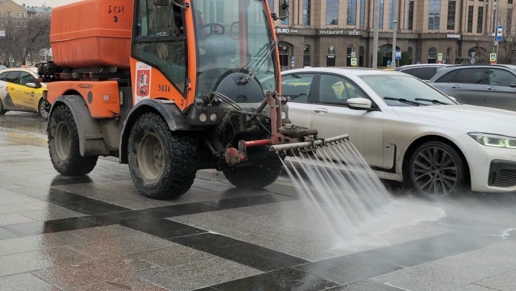 В Москве проходит вторая масштабная промывка дорог и тротуаров с шампунем