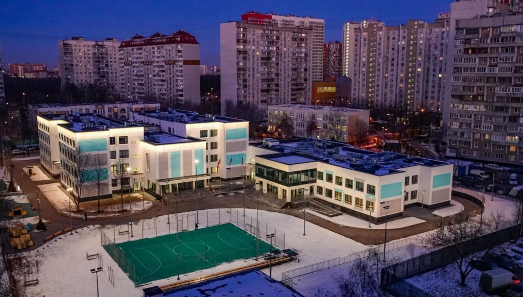 Здания школ начали оборудовать архитектурно-художественной подсветкой