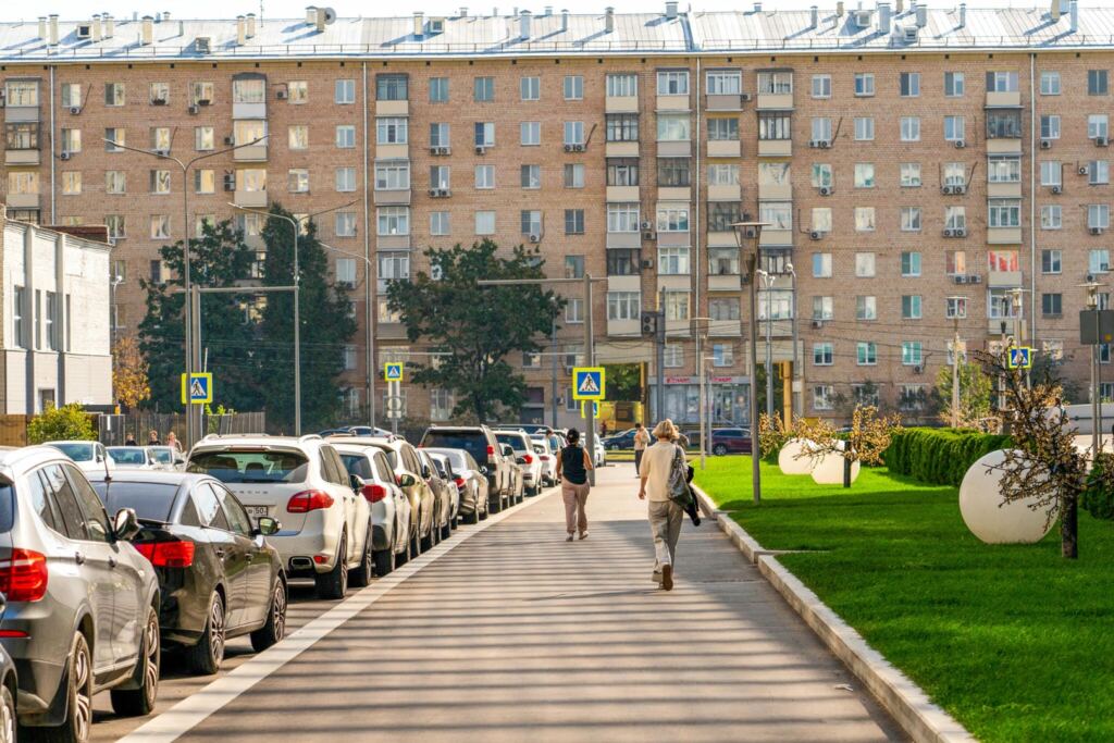 Освещение и удобные тротуары появились в кластере «Ломоносов» в ЗАО