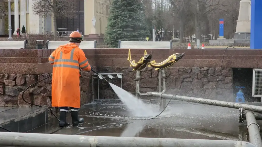 Фонтаны на ВДНХ готовят к открытию сезона