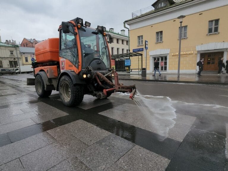 Проведена промывка дорог и тротуаров с шампунем