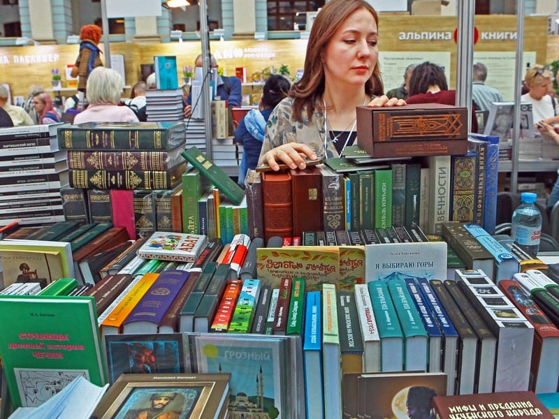 Альфонс Доде, французский писатель: «Книги — лучшие друзья. К ним можно обращаться во все трудные минуты жизни. Они никогда не изменят»