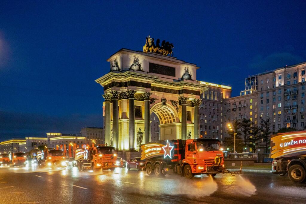 В честь Дня Победы коммунальную технику украсили звездами и праздничными плакатами