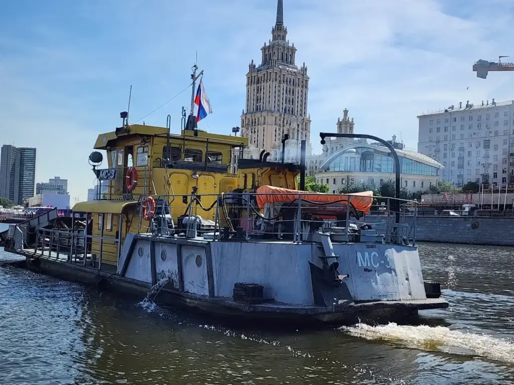 Коммунальный флот Москвы собрал более 100 тонн мусора