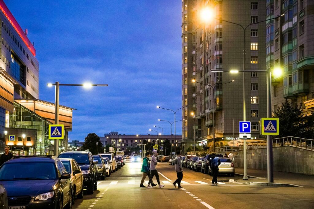 Светильники с теплым светом и удобные тротуары создали в кластере «Ломоносов»