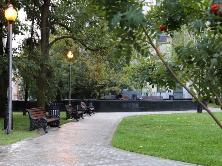 Современное освещение и места отдыха: на востоке Москвы благоустроят 85 улиц